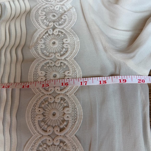 Medium Dainty Lacy Sheer Loft top White - Picture 4 of 5